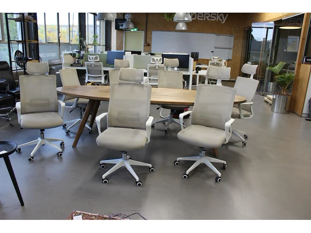 Zeven verrijdbare bureaustoelen sklum. zittingen bevatten vlekken - afbeelding 1 van  2