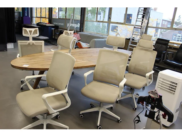 Zeven verrijdbare bureaustoelen sklum. zittingen bevatten vlekken - afbeelding 2 van  2