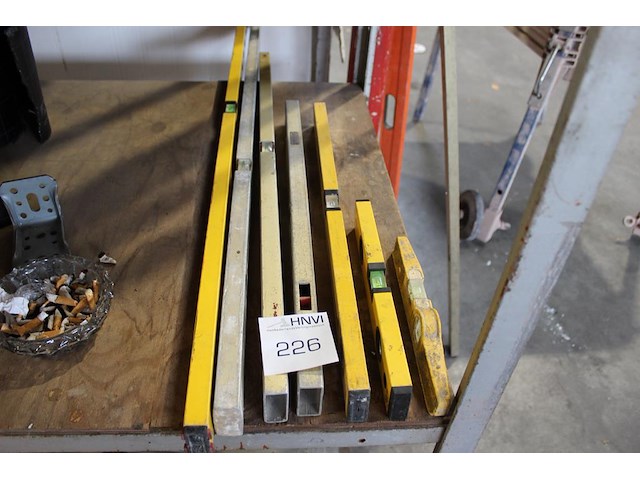 Zeven waterpassen in diverse maten en uitvoeringen. - afbeelding 1 van  2