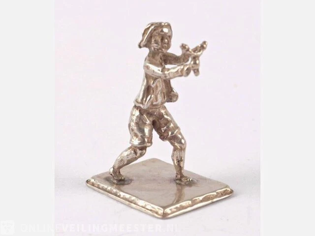 Zilveren miniatuur kind met katapult - afbeelding 1 van  3