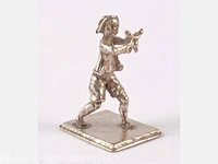 Zilveren miniatuur kind met katapult - afbeelding 1 van  3