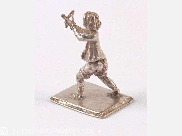 Zilveren miniatuur kind met katapult - afbeelding 2 van  3