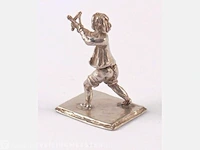 Zilveren miniatuur kind met katapult - afbeelding 2 van  3