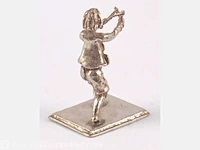 Zilveren miniatuur kind met katapult - afbeelding 3 van  3