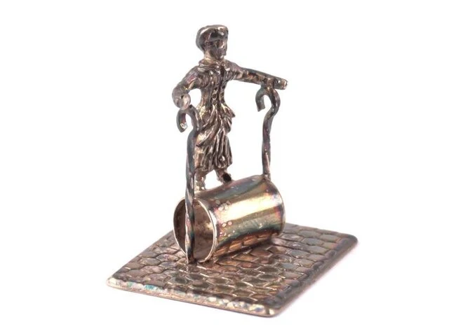 Zilveren miniatuur kind op speeltoestel - afbeelding 1 van  4