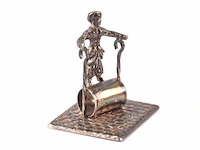 Zilveren miniatuur kind op speeltoestel - afbeelding 1 van  4