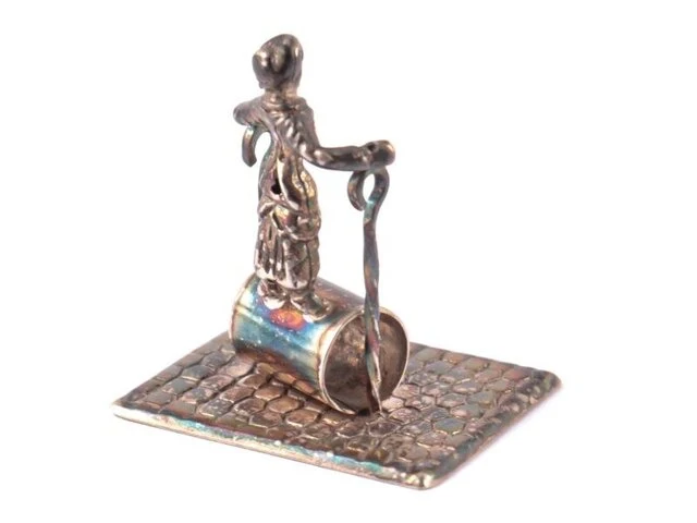 Zilveren miniatuur kind op speeltoestel - afbeelding 2 van  4