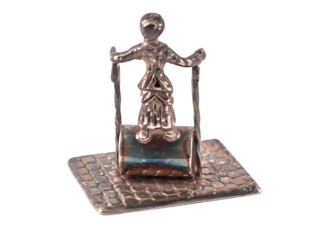 Zilveren miniatuur kind op speeltoestel - afbeelding 3 van  4