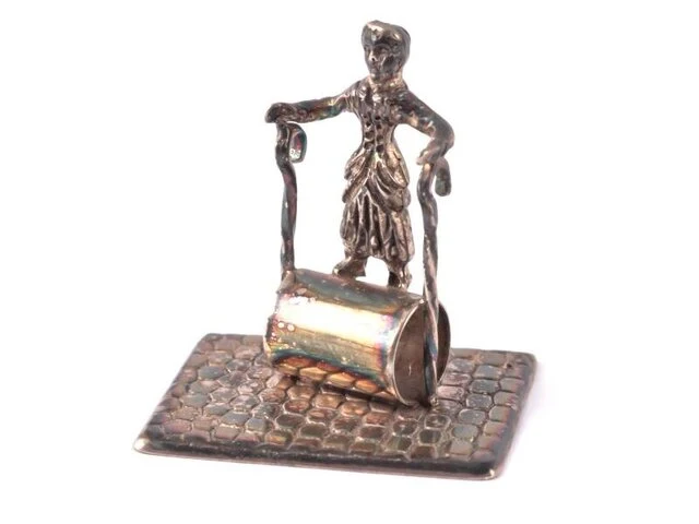 Zilveren miniatuur kind op speeltoestel - afbeelding 4 van  4