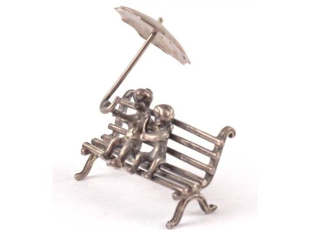 Zilveren miniatuur kinderen op bankje - afbeelding 3 van  3