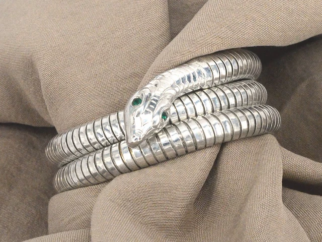Zilveren serpent armband met groene oogjes - afbeelding 1 van  7