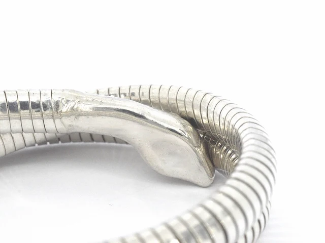 Zilveren serpent armband met groene oogjes - afbeelding 7 van  7