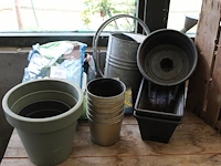 Zinken gieter met diverse potten, potgrond en zaden - afbeelding 1 van  2