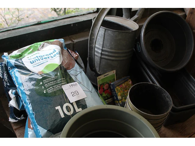 Zinken gieter met diverse potten, potgrond en zaden - afbeelding 2 van  2