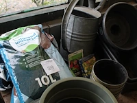 Zinken gieter met diverse potten, potgrond en zaden - afbeelding 2 van  2