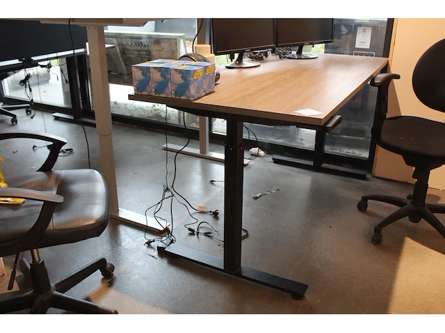 Zit-sta bureau. afmeting 160 x 80 cm - afbeelding 1 van  3