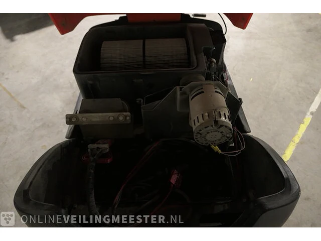 Zit veeg-/zuigmachine kärcher, km100/100r bp, bouwjaar 2017 - afbeelding 7 van  21
