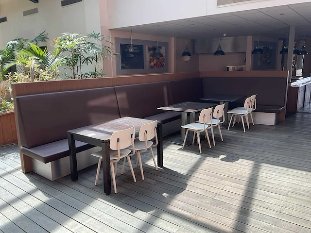 Zitbank met tafels en stoelen - afbeelding 1 van  11