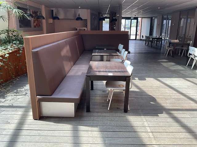 Zitbank met tafels en stoelen - afbeelding 4 van  11