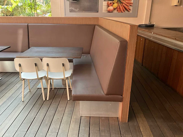 Zitbank met tafels en stoelen - afbeelding 6 van  11