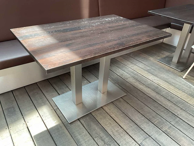 Zitbank met tafels en stoelen - afbeelding 10 van  11