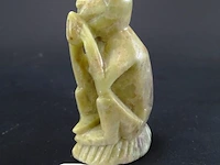 Zittend stenen aapje - afbeelding 1 van  3