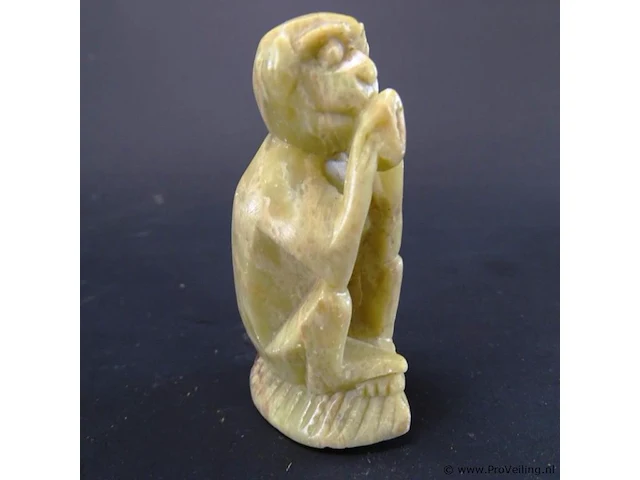 Zittend stenen aapje - afbeelding 2 van  3