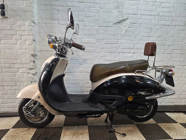 Znen agm grande retro 25 km snorscooter 4takt - afbeelding 1 van  7