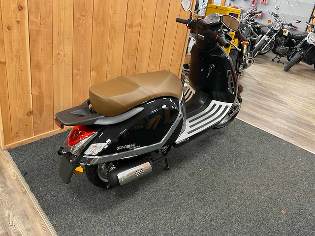 Znen zn125t-f motorscooter - afbeelding 7 van  13