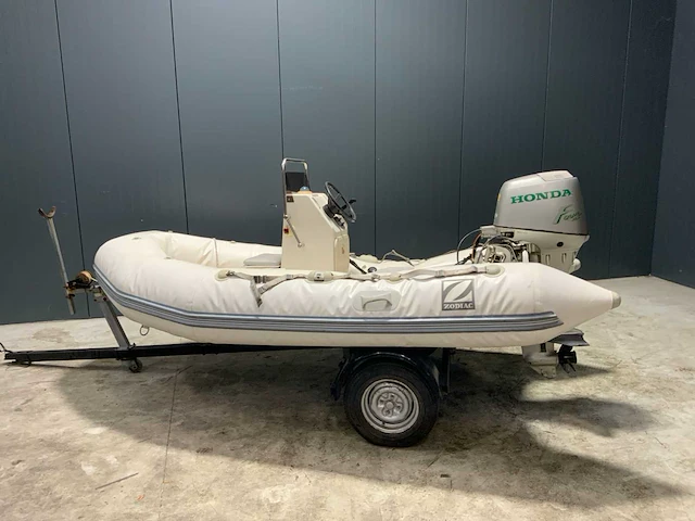 Zodiac rubberboot met aanhanger - afbeelding 3 van  10