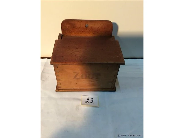 Zoutvat met houten deksel - afbeelding 1 van  2