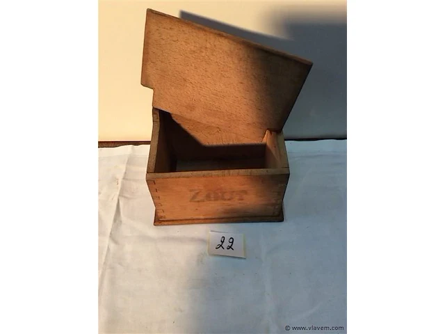 Zoutvat met houten deksel - afbeelding 2 van  2