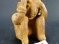 Zuid-amerikaanse? aardewerk zittende figuur - afbeelding 1 van  5