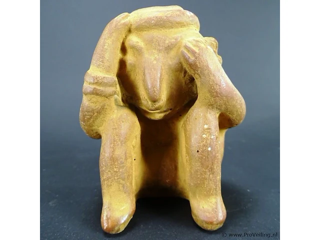 Zuid-amerikaanse? aardewerk zittende figuur - afbeelding 2 van  5