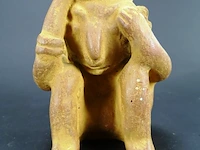 Zuid-amerikaanse? aardewerk zittende figuur - afbeelding 2 van  5