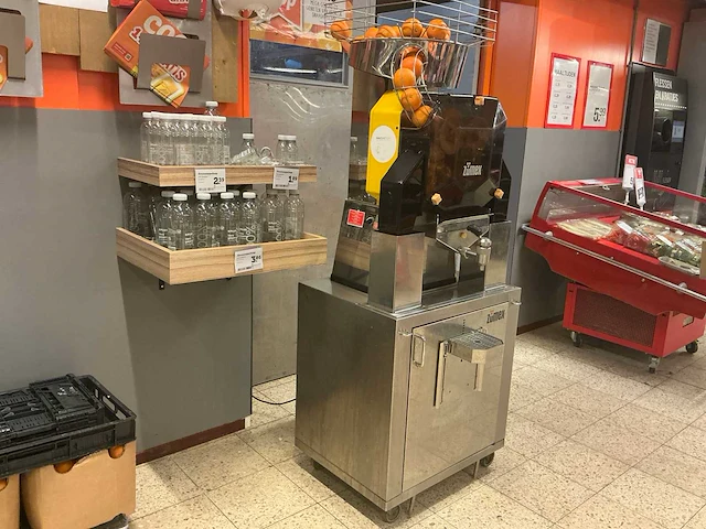 Zumex podium sinaasappelpersmachine - afbeelding 1 van  17