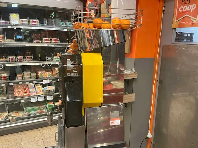 Zumex podium sinaasappelpersmachine - afbeelding 16 van  17