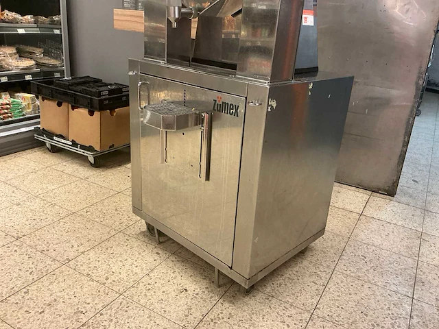 Zumex podium sinaasappelpersmachine - afbeelding 17 van  17