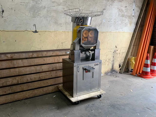 Zumex sinaasappelpersmachine - afbeelding 1 van  9