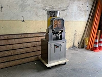 Zumex sinaasappelpersmachine - afbeelding 1 van  9