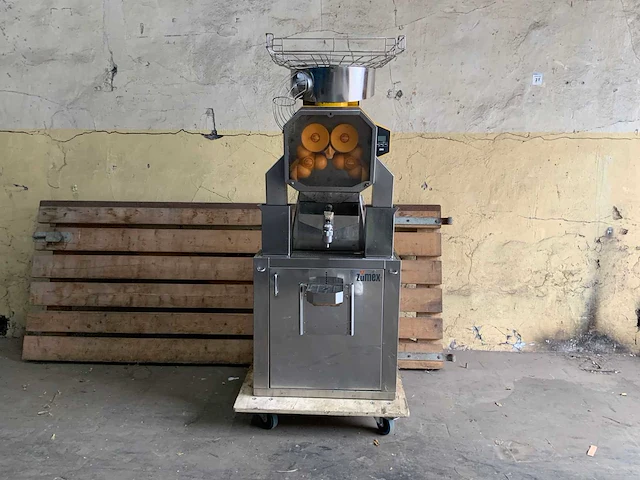 Zumex sinaasappelpersmachine - afbeelding 2 van  9
