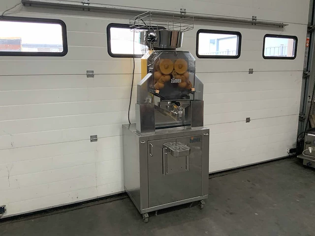 Zumex z-speed self service sinaasappelpersmachine - afbeelding 1 van  15