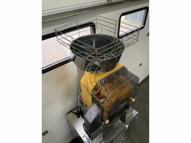 Zumex z-speed self service sinaasappelpersmachine - afbeelding 13 van  15