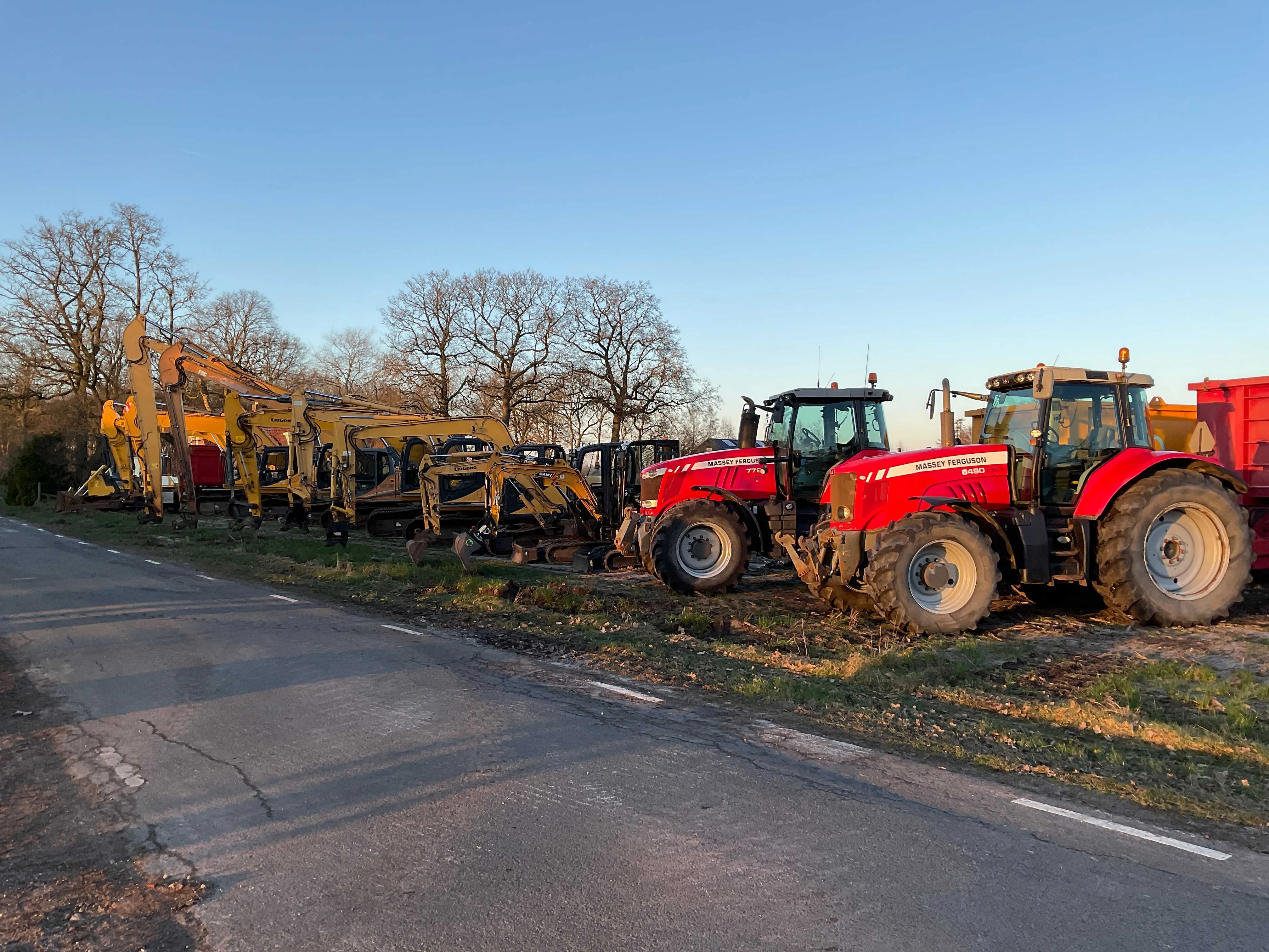 Zwaar grondverzet-, landbouwmateriaal en bedrijfswagens wegens reorganisatie haz beheer bv