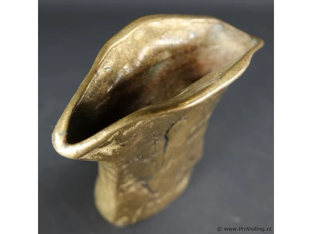 Zware antieke pot met gedreven decor - afbeelding 3 van  5