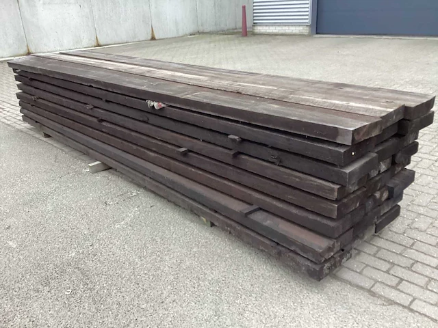 Zwart behandeld 300x75 mm balken (24x) - afbeelding 2 van  6