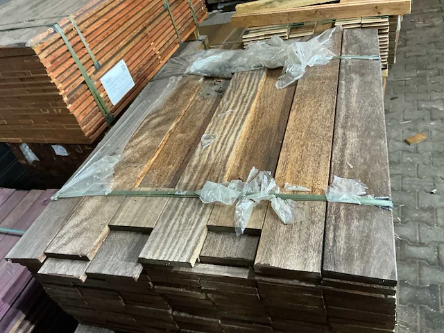Zwart kabbes hardhouten planken geschaafd 21x145mm, lengte 125cm (152x) - afbeelding 1 van  3