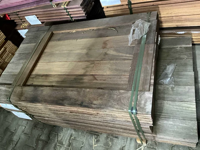 Zwart kabbes hardhouten planken geschaafd 21x145mm, lengte 155-185cm (170x) - afbeelding 1 van  3