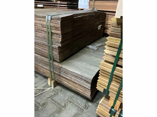 Zwart kabbes hardhouten planken geschaafd 21x145mm, lengte 155-185cm (170x) - afbeelding 2 van  3