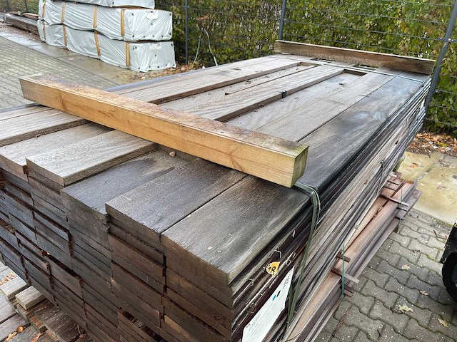 Zwarte kabbes planken geschaafd 2150-2450x145x21mm (135x) - afbeelding 1 van  3